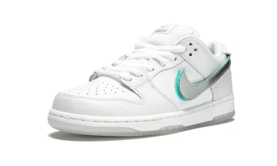 SB Dunk Low Pro OG QS - Diamond Supply White